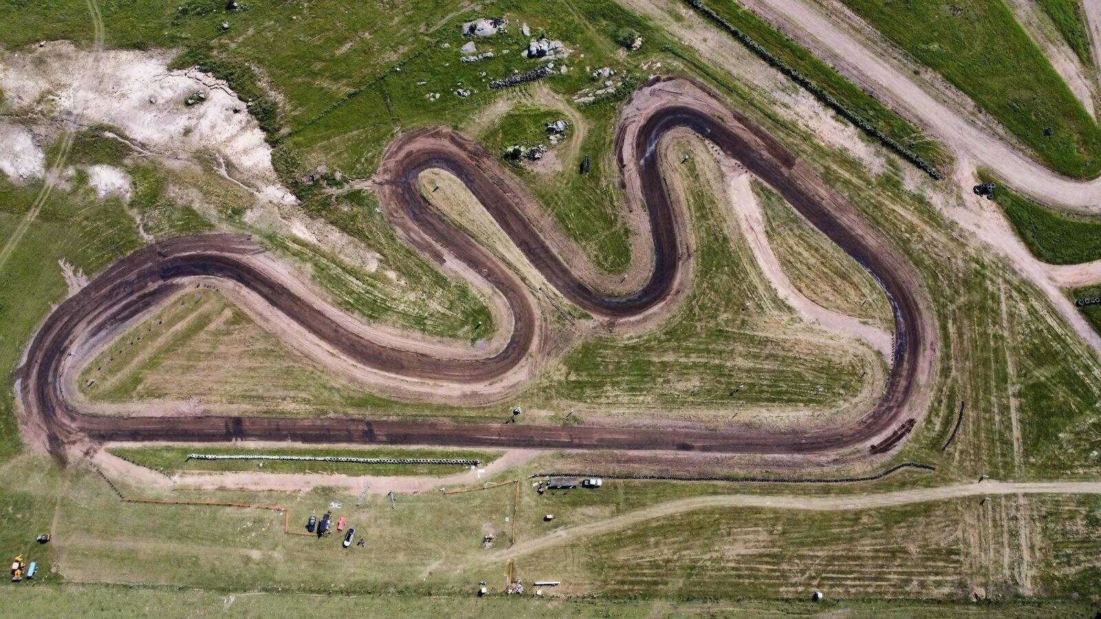 Vista aérea de la pista de karting de Trinidad: un circuito de tierra con curvas en S rodeado de campo